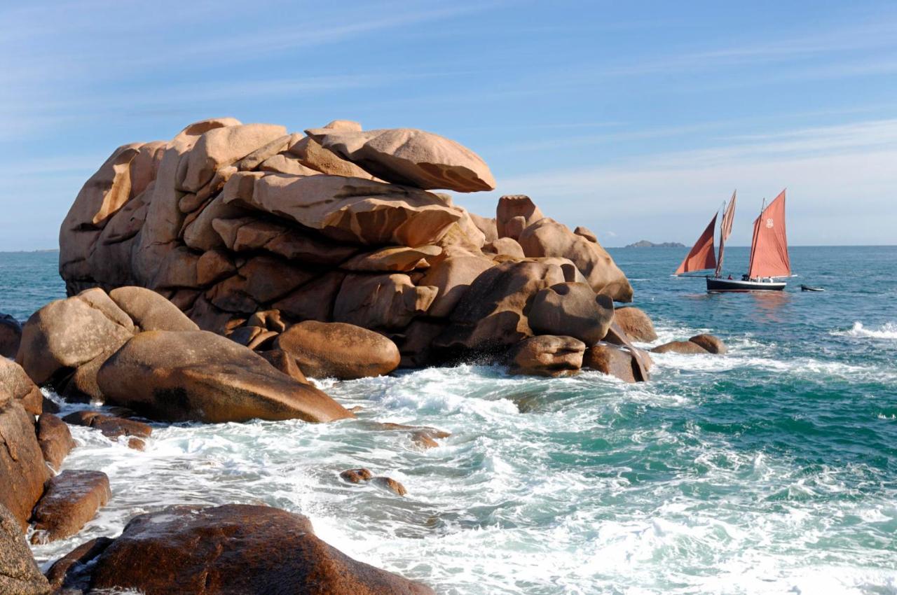 Vue Mer Cote De Granit Rose En Bretagne Trebeurden Bagian luar foto